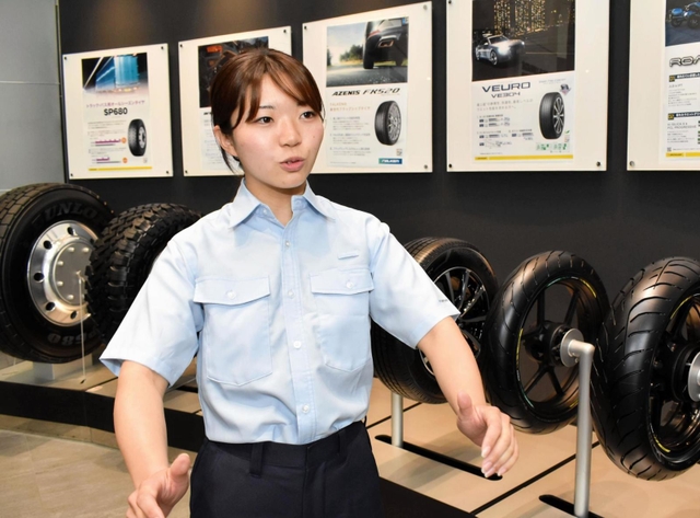 バイク用タイヤの設計を担当する笠井杏樹さん＝神戸市中央区筒井町