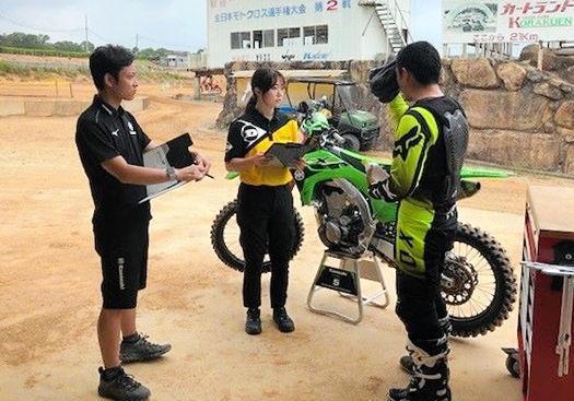 モトクロス用タイヤの開発に向けてライダーから聞き取りする笠井杏樹さん（中央）（住友ゴム工業提供）