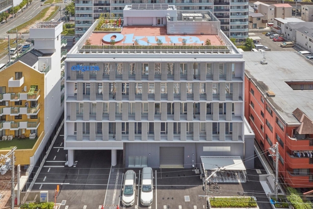 オークラ輸送機グループ３社の拠点を集約した「オークラ大阪ビル」＝大阪府豊中市三国２（オークラサービス提供）