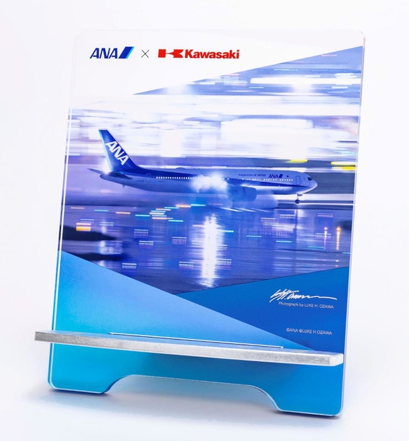 羽田空港バージョンのタブレットスタンド（川崎重工業提供）