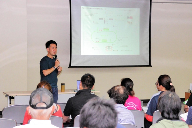 丹波市が１１月をめどに実証実験する青果の共同配送システム「やさいバス」の説明会＝丹波市氷上町成松、氷上住民センター