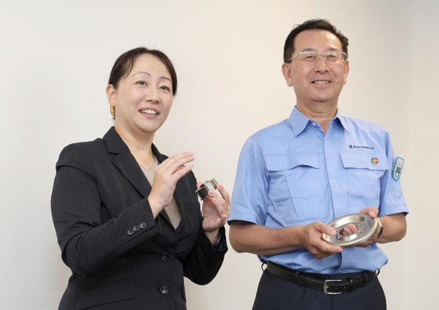 カネミツの生え抜き社員として経験を積み、子会社社長に抜てきされた山川清日さん（左）。右はカネミツの金光俊明社長＝明石市大蔵本町（撮影・小林良多）
