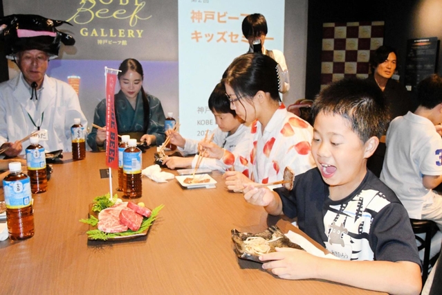 神戸ビーフのステーキをほおばる参加者＝神戸市中央区、神戸ビーフ館
