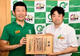 萬谷信弘・兵庫県農林水産部長（右）から感謝状を受け取った神戸酒心館の安福武之助社長＝県庁（県提供）