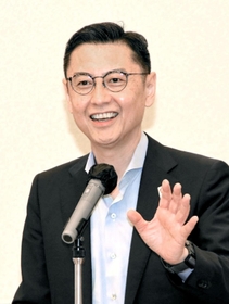 関西３空港をテーマに講演した関西エアポートの三浦覚常務執行役員＝神戸市中央区雲井通６