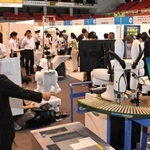 多彩な企業がブースを出店する展示会場＝尼崎市西長洲町１、ベイコム総合体育館