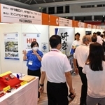 多彩な企業がブースを出店する展示会場＝ベイコム総合体育館、尼崎市西長洲町１