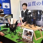 鉄の端材で作ったキャンプ用たき火台などを展示する柏木鉄工のブース＝６日、尼崎市西長洲町１
