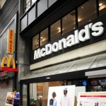 兵庫１号店や進出当時からの制服の写真パネルなどが並ぶマクドナルド三宮センター街店＝７日午前、神戸市中央区三宮町１