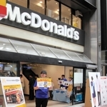 兵庫１号店や進出当時からの制服の写真パネルなどが並ぶマクドナルド三宮センター街店＝７日午前、神戸市中央区三宮町１