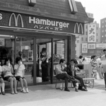 旧神戸国際会館前にあった兵庫１号店の「三宮店」＝１９７３年９月１９日、神戸・三宮