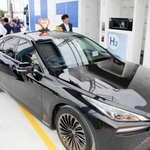 水素ステーションの開所式で披露された神戸エムケイの燃料電池車（ＦＣＶ）のタクシー＝７日午後、神戸市中央区港島８