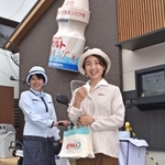 復刻した６０年前の制服（右）と、現在の制服を着用するヤクルトレディの２人＝明石市材木町、兵庫ヤクルト販売の「時のまち明石ステーション」