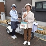 復刻した６０年前の制服（右）と、現在の制服を着用するヤクルトレディの２人＝明石市材木町、兵庫ヤクルト販売の「時のまち明石ステーション」