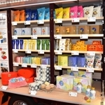 １４日の事業開始を前に披露されたスイーツの移動販売車後部の陳列棚＝１２日午前、大阪市北区、阪急百貨店梅田本店