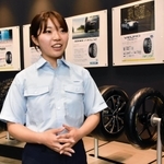 バイク用タイヤの設計を担当する笠井杏樹さん＝神戸市中央区筒井町