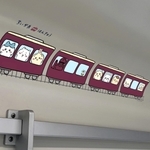 阪急電鉄が神戸線の装飾列車内に貼る天井面ステッカー（©ｎａｇａｎｏ／ｃｈｉｉｋａｗａ　ｃｏｍｍｉｔｔｅｅ　©Ｈａｎｋｙｕ　Ｃｏｒｐ．）