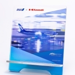 羽田空港バージョンのタブレットスタンド（川崎重工業提供）