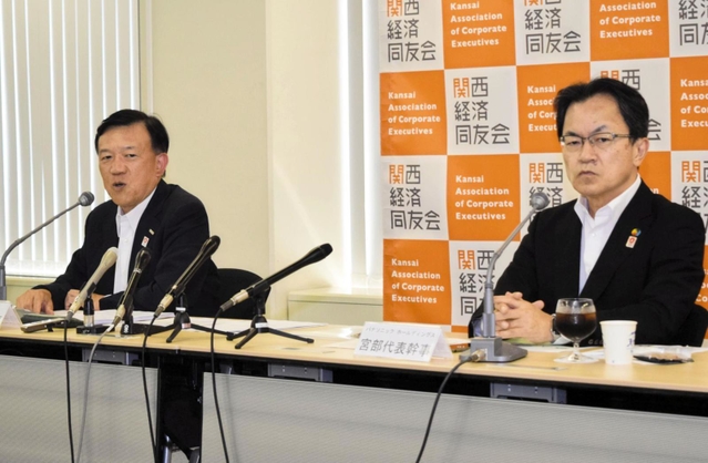 記者会見する関西経済同友会代表幹事の角元敬治氏（左）と宮部義幸氏＝大阪市北区中之島６