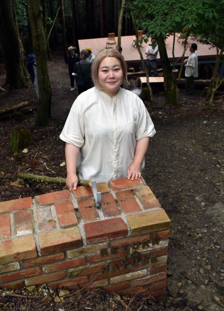 「循環葬」サービスを始めたアットフォレストの小池友紀さん。会員制の森を整備し、ウッドデッキなども設けた＝大阪府、妙見山
