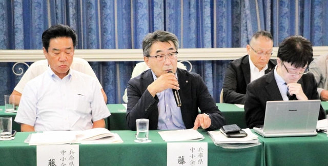 景況感などを報告する兵庫県中小企業家同友会の藤谷良樹代表理事（中央）ら＝大阪市中央区天満橋京町、大阪キャッスルホテル
