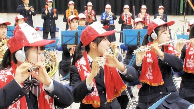 スペシャルムービーでテーマ曲の演奏とコーラスを担当した尼崎市立尼崎高校吹奏楽部の収録場面（阪神電気鉄道提供）