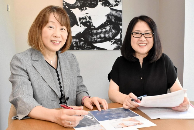 「企業のイノベーションを促すためには女性など多様な人材を生かすことが必要」と話す南知惠子教授（左）と柚木和代さん＝神戸市内