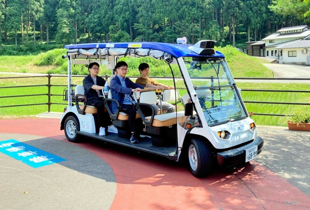 福井県で５月に始まった「レベル４」の自動運転車両を使った移動サービス。運転者はおらず、遊歩道に敷設した電磁誘導線に沿って走る＝福井県永平寺町（三菱電機提供）