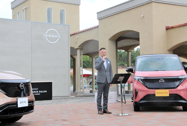 宝塚北サービスエリアに開設した「フルチャージサロン」の前であいさつする日産自動車日本マーケティング本部の増田泰久本部長＝宝塚市玉瀬
