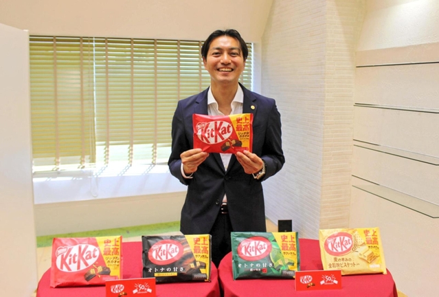 「史上最高のサクッサク感を楽しんで」と話す、村岡慎太郎コンフェクショナリー事業本部インツーホームマーケティング部長＝東京都品川区東品川２