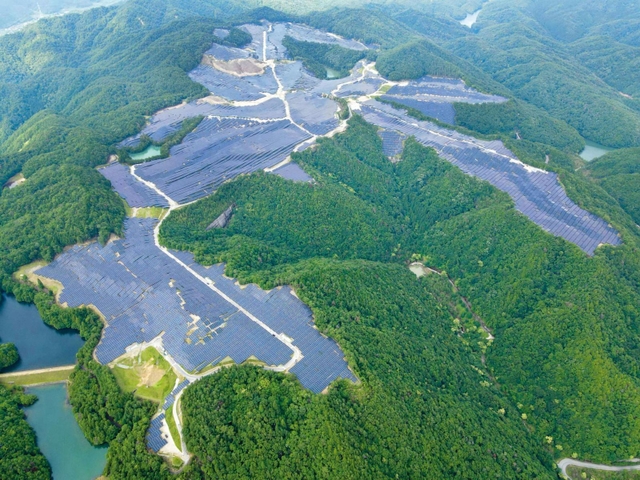 営業運転を開始した三田メガソーラー発電所＝三田市内（パシフィコ・エナジー提供）
