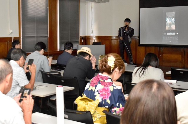 あああつしさん（右奥）の解説で、動画編集を実践する参加者＝神戸市中央区小野浜町、デザイン・クリエイティブセンター神戸