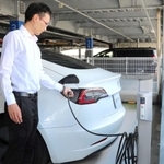大阪空港の駐車場に導入される予定のＥＶ用コンセントを使った充電のデモンストレーション＝大阪府豊中市蛍池西町３、大阪空港