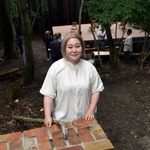 「循環葬」サービスを始めたアットフォレストの小池友紀さん。会員制の森を整備し、ウッドデッキなども設けた＝大阪府、妙見山