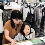 子どもを招いて親の仕事内容を詳しく説明したワールドの「こども参観日」＝神戸市中央区港島中町６、同社