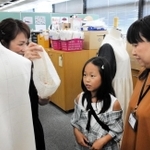 子どもを招いて親の仕事内容を詳しく説明したワールドの「こども参観日」＝神戸市中央区港島中町６、同社