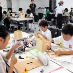 布の端切れで工作に取り組む参加者たち＝神戸市中央区港島中町６、ワールド