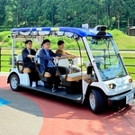 福井県で５月に始まった「レベル４」の自動運転車両を使った移動サービス。運転者はおらず、遊歩道に敷設した電磁誘導線に沿って走る＝福井県永平寺町（三菱電機提供）