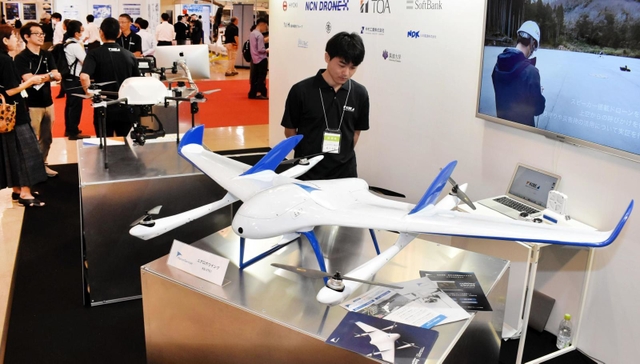 最長５０キロを飛行できる国産の「エアロボウイング」（手前）など最新のドローンが並んだ＝神戸市中央区港島中町６、神戸国際展示場