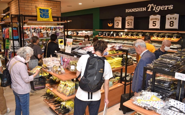 リーグ優勝が近づき、熱気を帯びるタイガースショップ＝大阪市北区、阪神百貨店梅田本店
