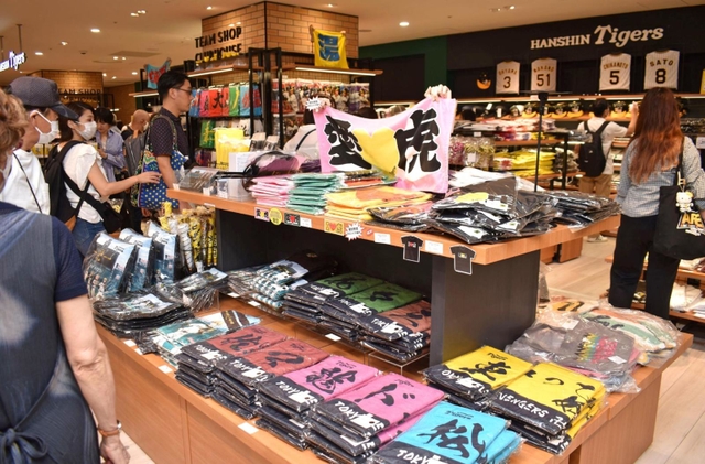 リーグ優勝が近づき、熱気を帯びるタイガースショップ＝大阪市北区、阪神百貨店梅田本店
