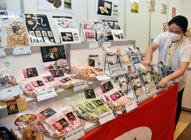 新たに設けられた菓子商品コーナー＝神戸市中央区港島中町６