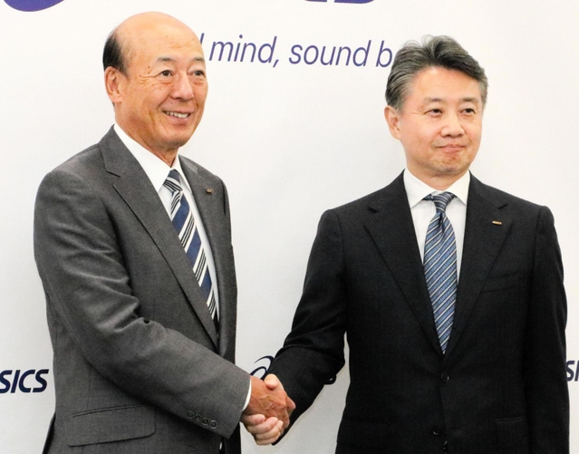 アシックスの次期社長に決まった富永満之常務執行役員（右）と会長となる廣田康人社長＝１５日午後、神戸市中央区港島中町７、アシックス本社