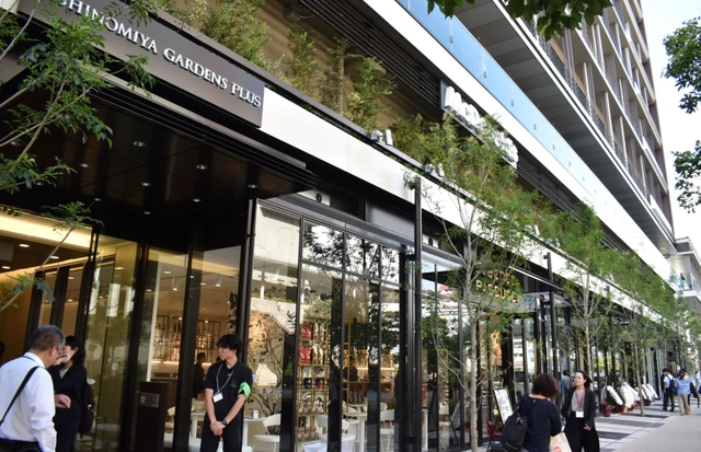 低層階の東側には飲食店が並び、壁面緑化で景観にも配慮した＝西宮市高松町