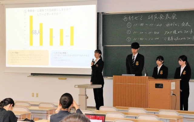研究成果を発表する学生ら＝神戸市東灘区岡本８、甲南大学