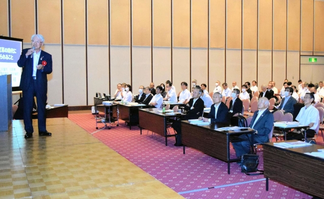 講演する神戸商工会議所の川崎博也会頭＝神戸市中央区港島中町６