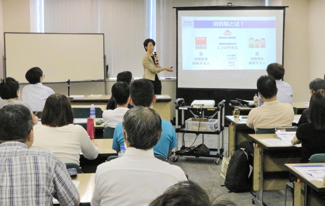中澤唯公美税理士の解説を聞く参加者ら＝神戸市中央区東川崎町１、神戸市産業振興センター