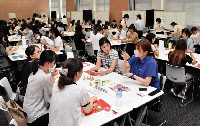 日頃の悩みや意見を交わす参加者たち＝神戸市中央区脇浜海岸通２、神戸製鋼所神戸本社