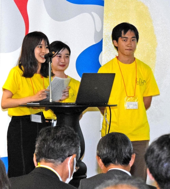 企業の課題解決に向けたアイデアを発表する学生ら＝神戸市中央区浪花町、三井住友銀行神戸本部