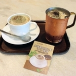 丹波篠山産の茶葉を使った上島珈琲店の「丹波篠山焙（ほう）じ茶ミルク珈琲」＝東京都港区